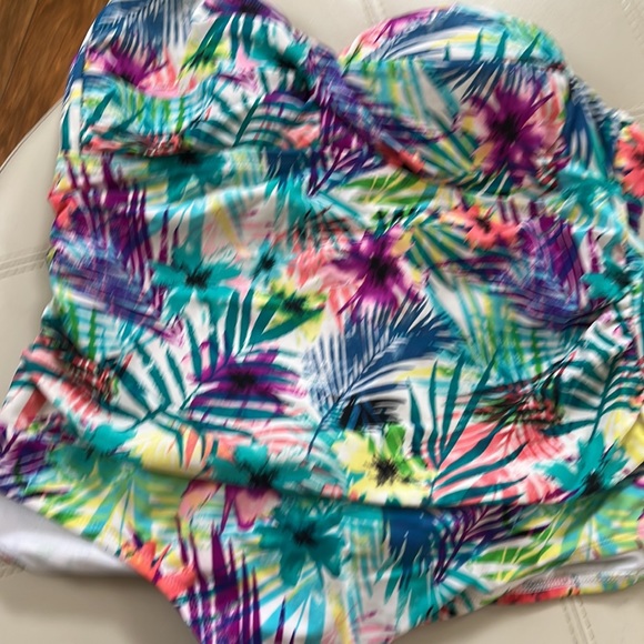 Tropical pattern one piece. Halter top size Large CATALINA - Picture 4 of 4